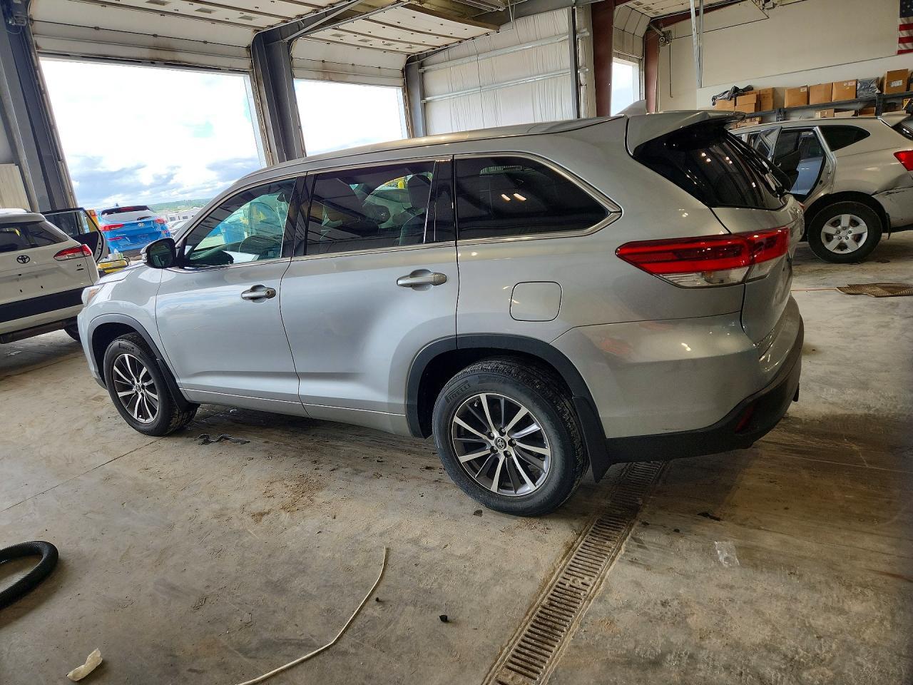 2017 Toyota Highlander Xle - Image 2
