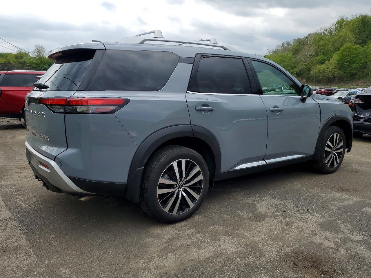2025 Nissan Pathfinder Platinum - Image 3