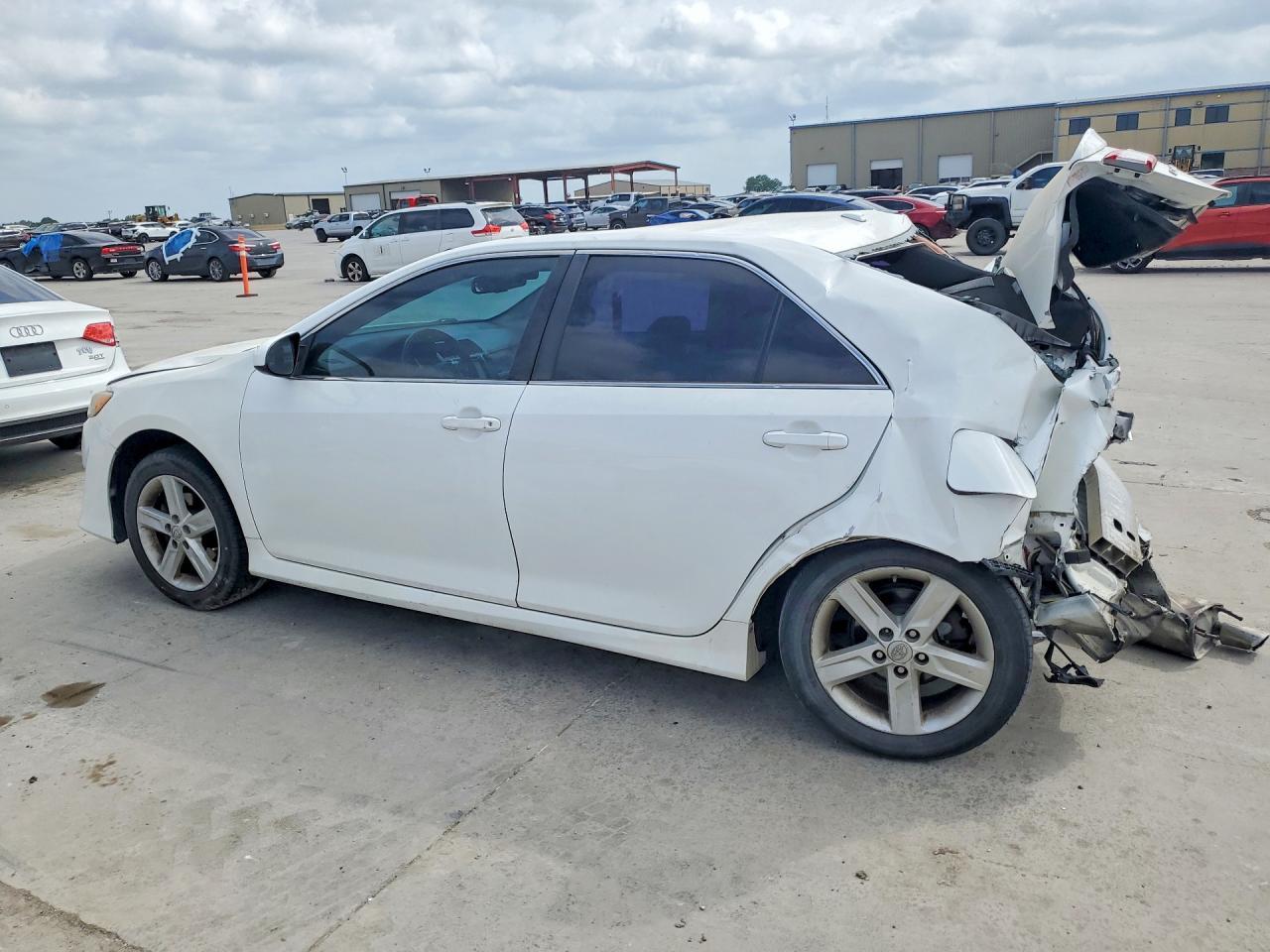 2014 Toyota Camry Se - Image 2