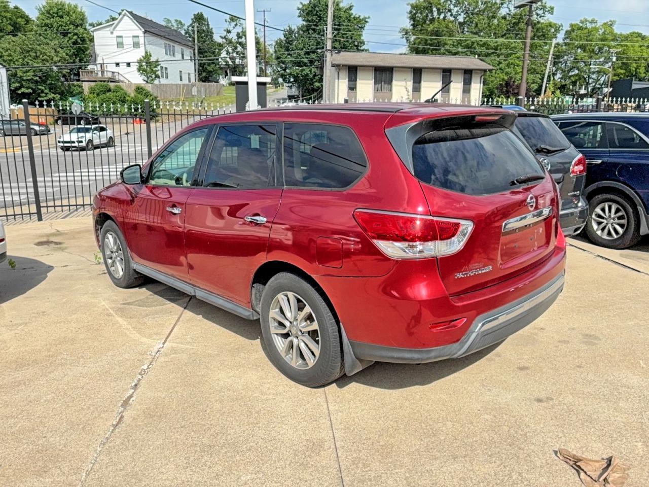 2014 Nissan Pathfinder S - Image 3