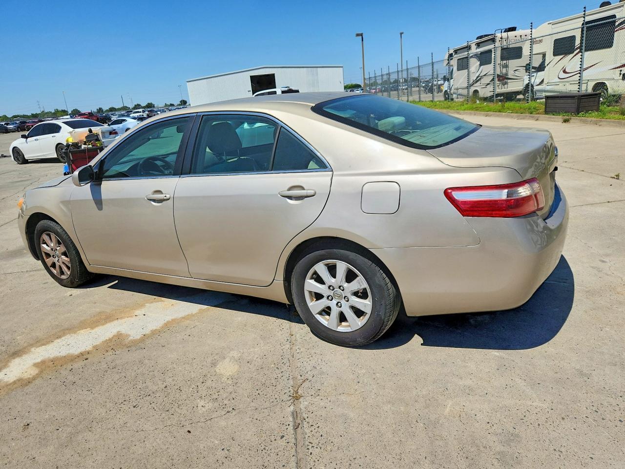 2009 Toyota Camry Le - Image 2
