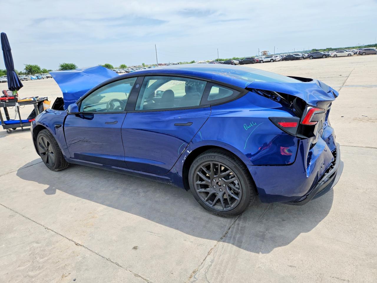 2025 Tesla Model 3 - Фото 2