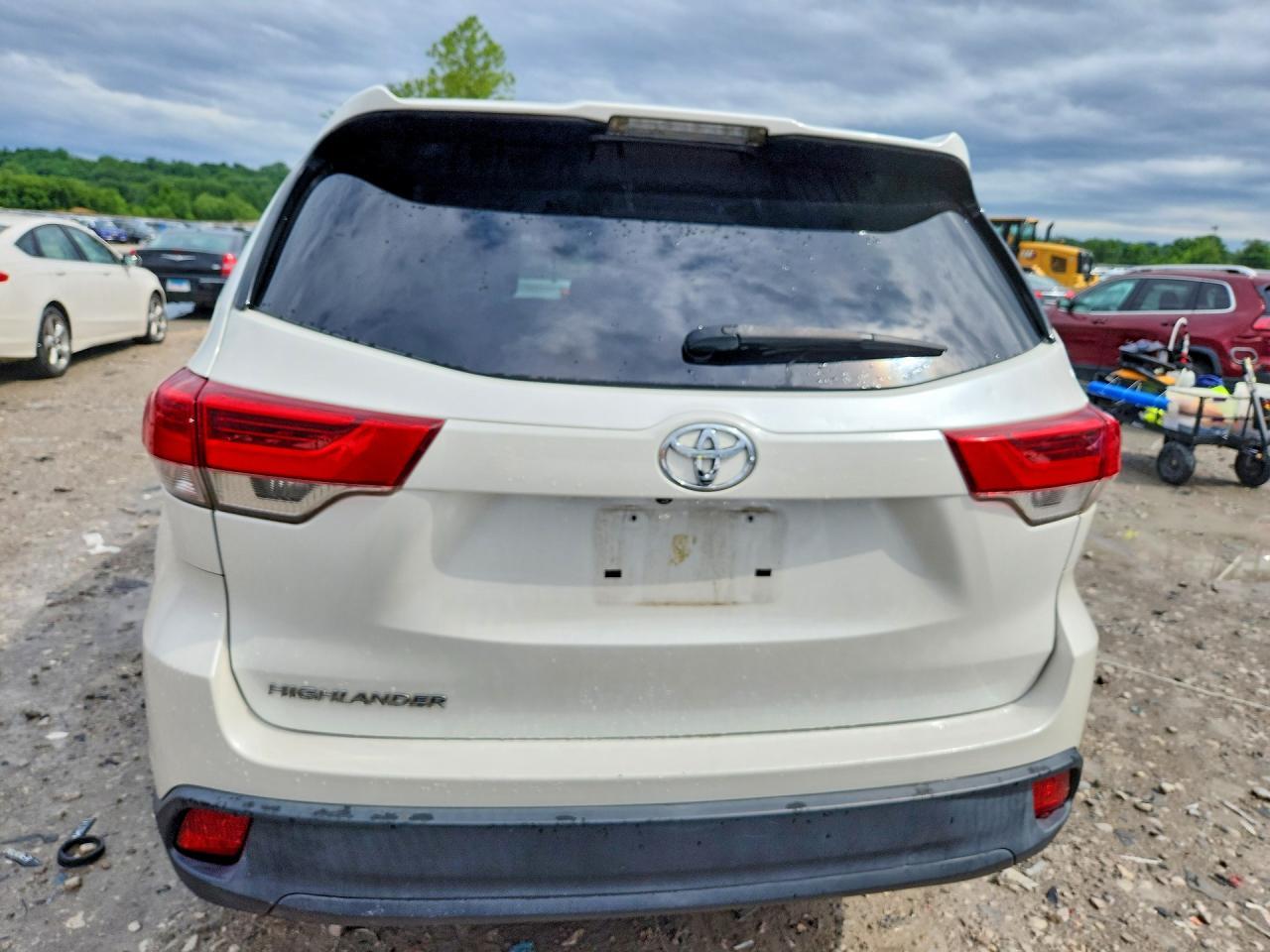 2018 Toyota Highlander Le - Image 6
