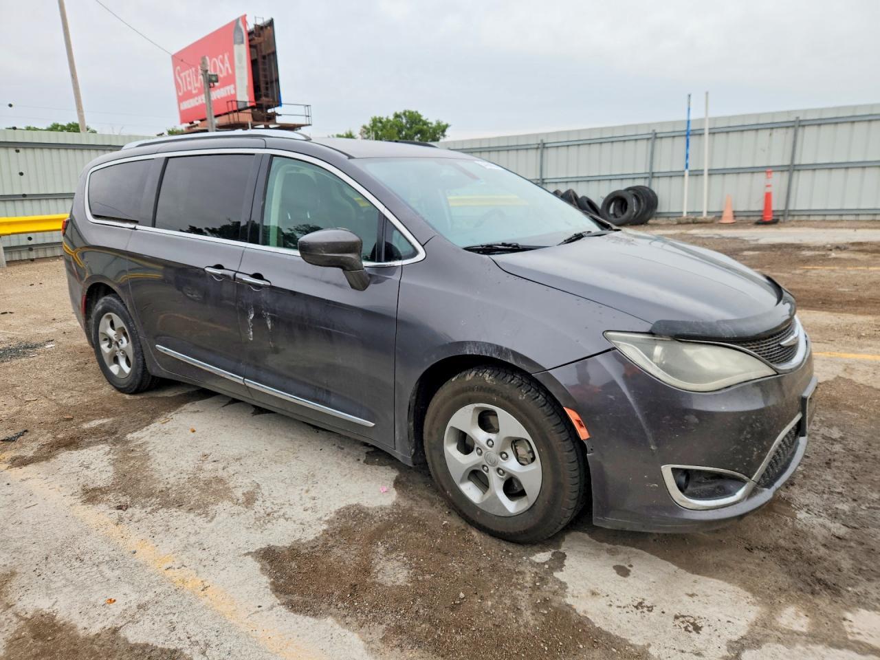 2017 Chrysler Pacifica Touring L Plus - Фото 4
