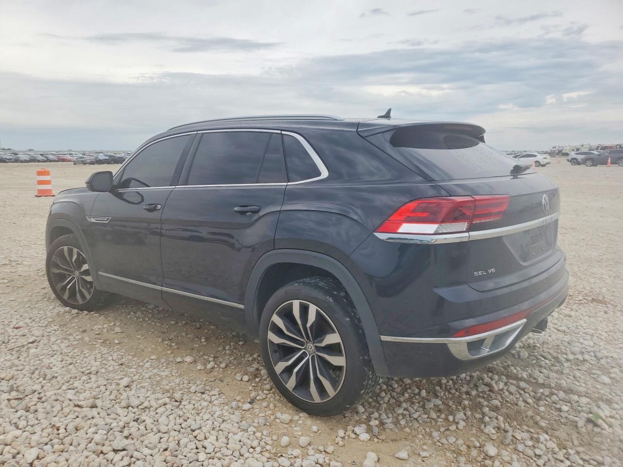2020 Volkswagen Atlas Cross Sport Sel Premium R-Line - Image 2
