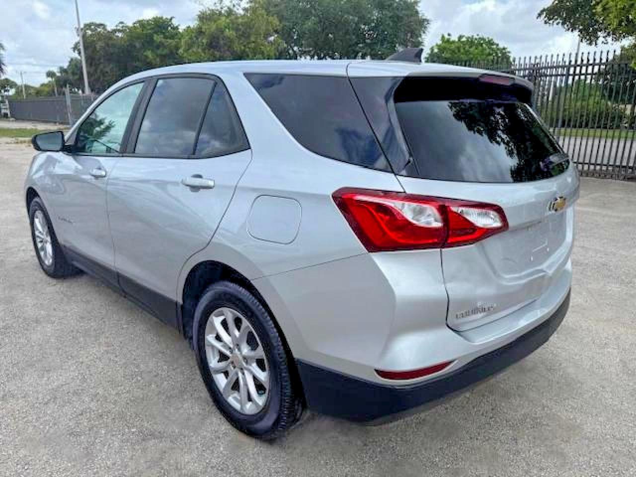 2020 Chevrolet Equinox Ls - Фото 2