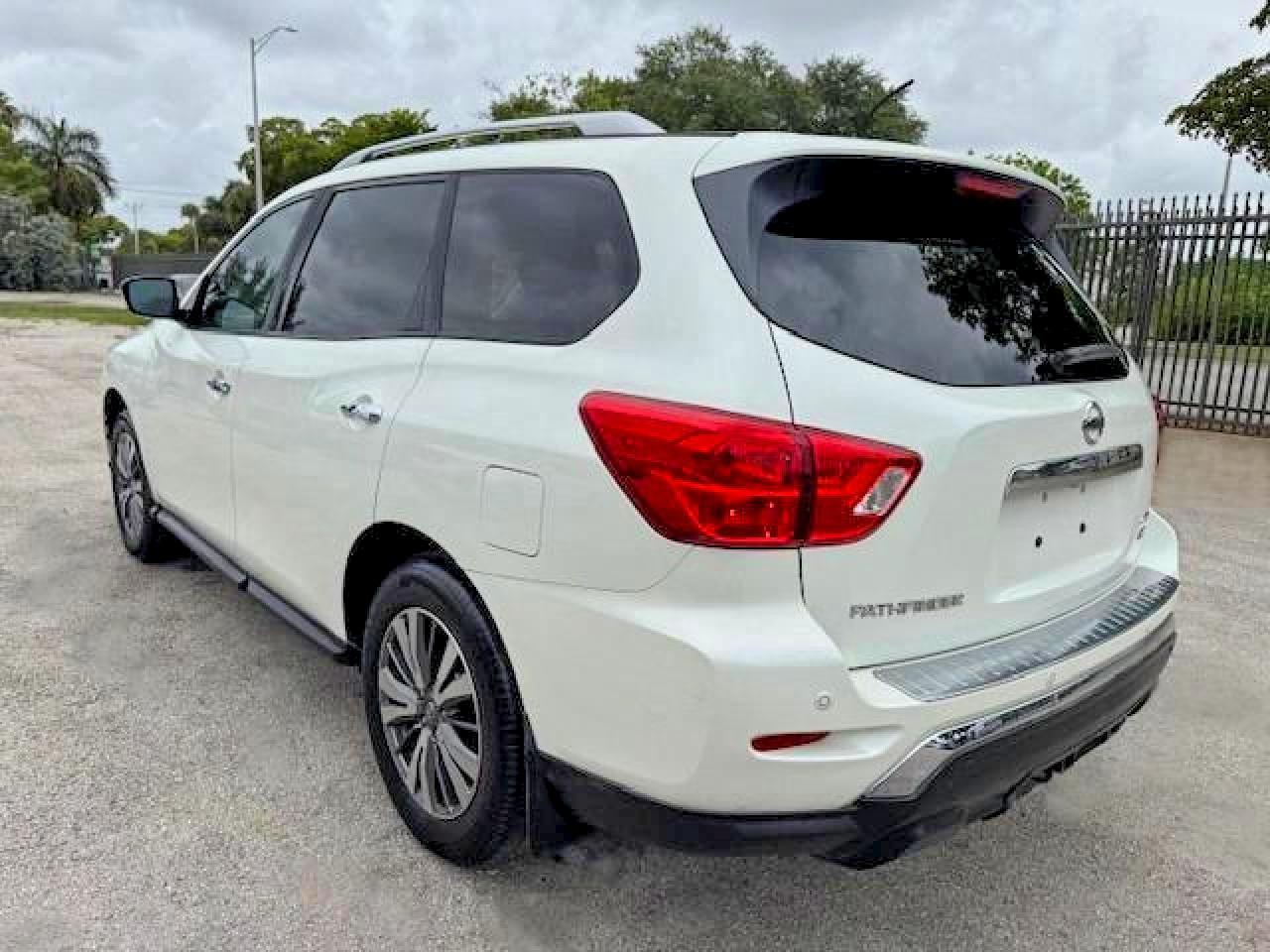 2017 Nissan Pathfinder Sv - Image 2