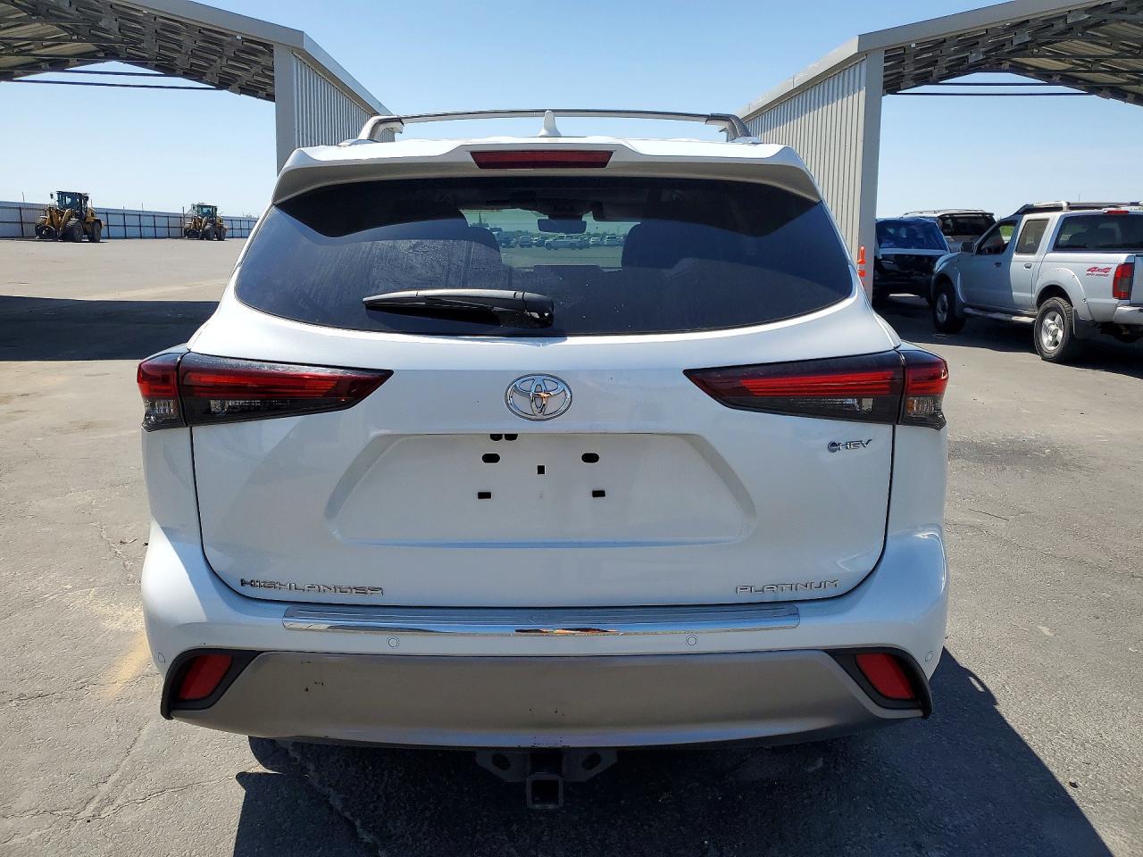 2025 Toyota Highlander Hybrid Platinum - Image 6