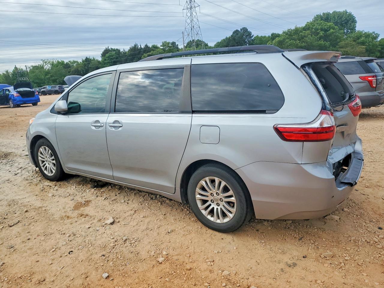 2015 Toyota Sienna Xle 8-Passenger - Фото 2