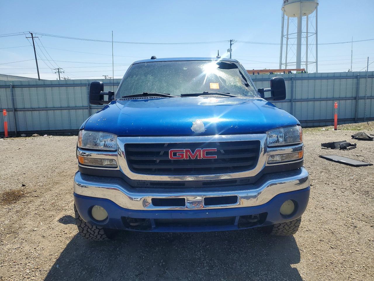 2004 GMC Sierra K2500 Heavy Duty - Image 5