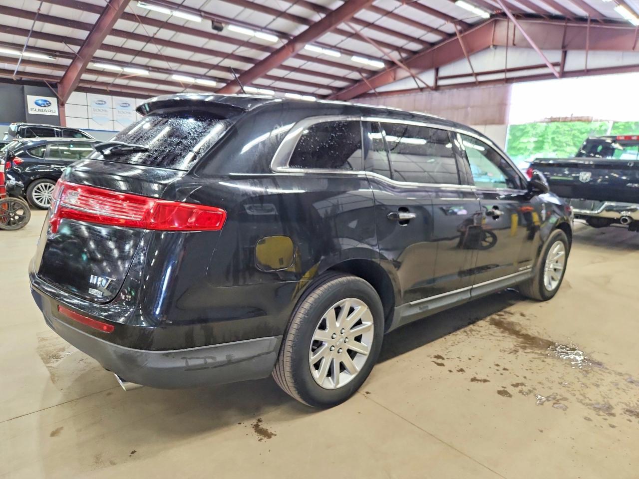 2014 Lincoln Mkt - Image 3