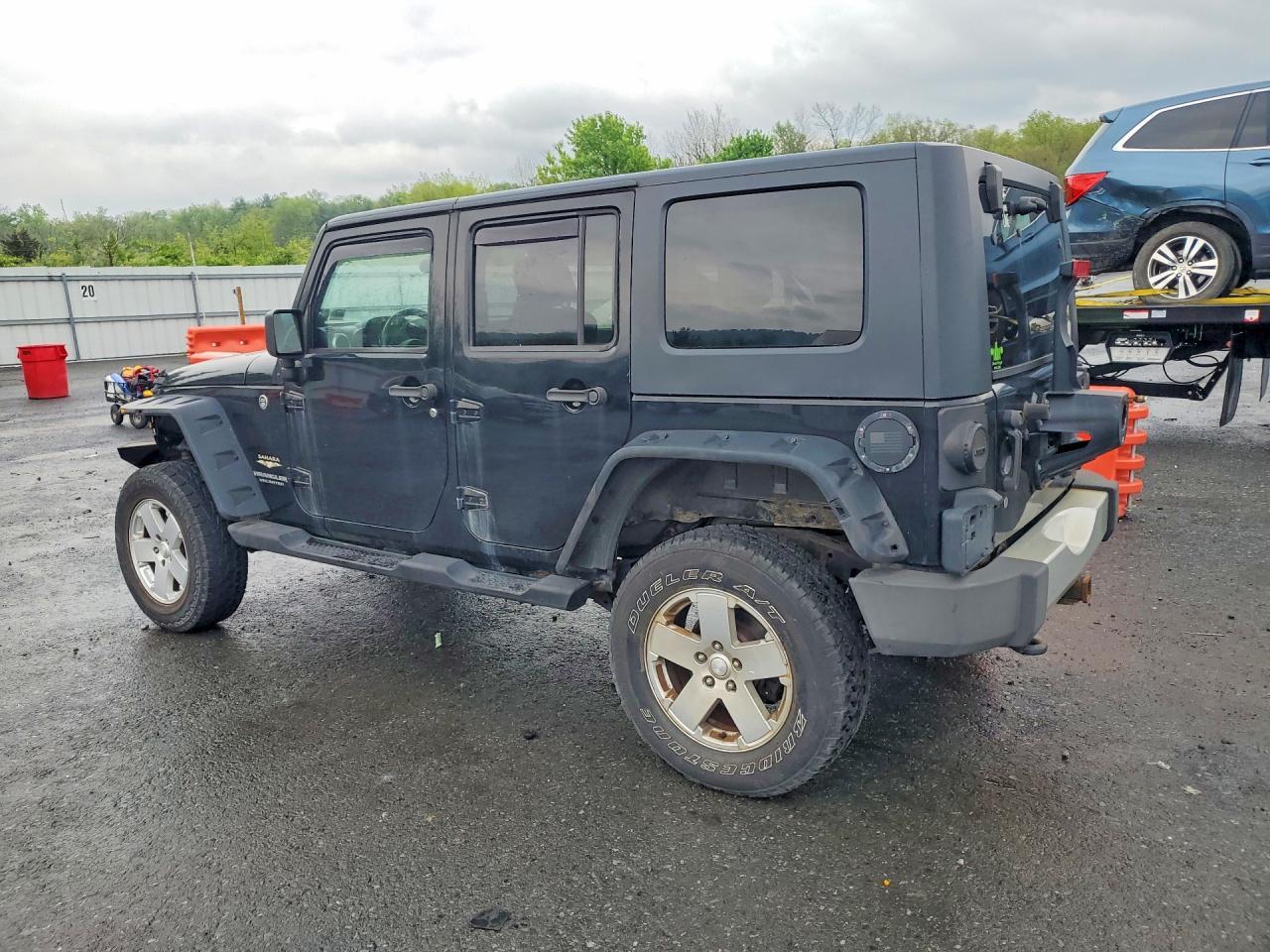 2010 Jeep Wrangler Unlimited Sahara - Image 2