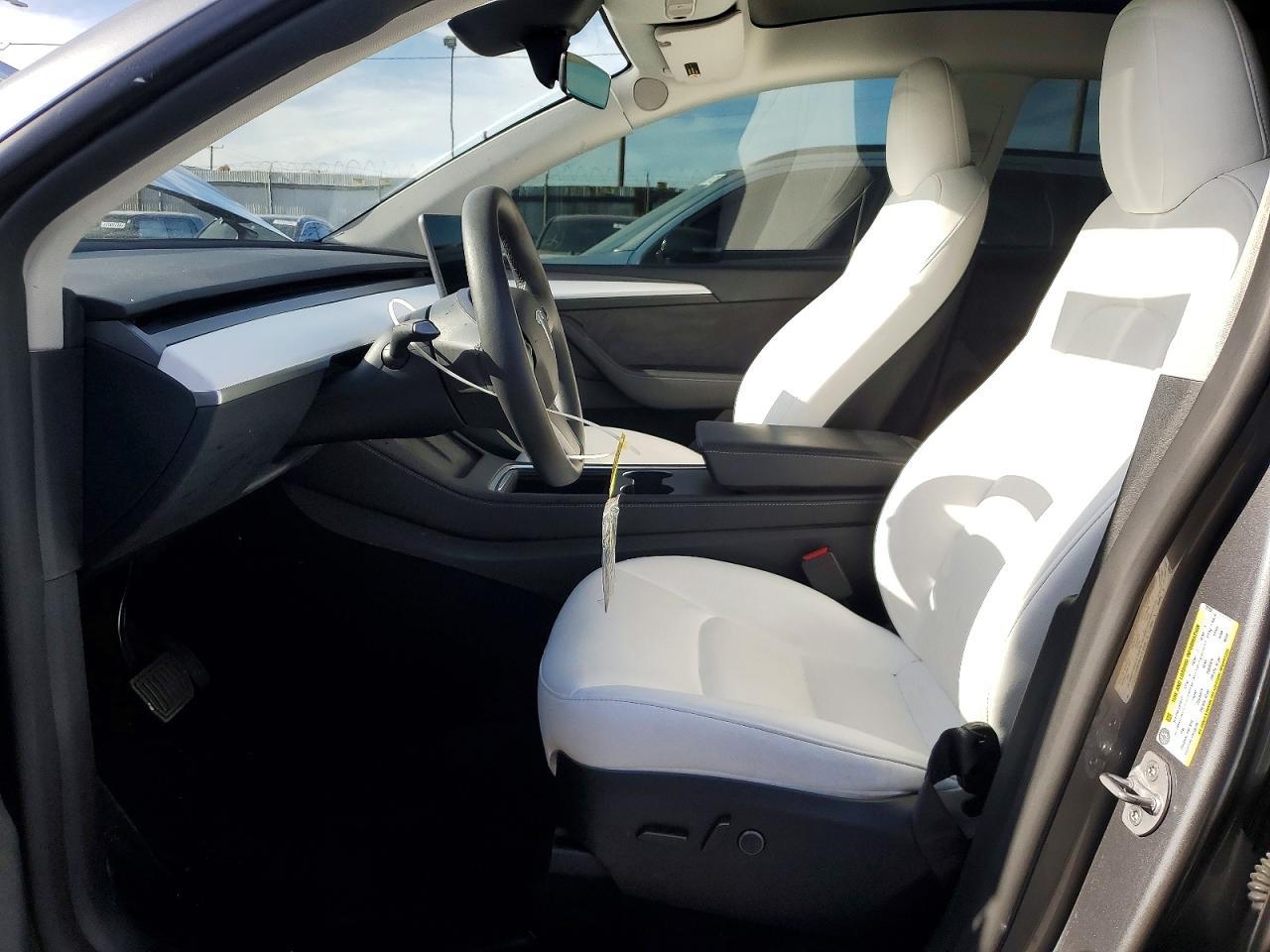 2025 Tesla Model Y - Image 7