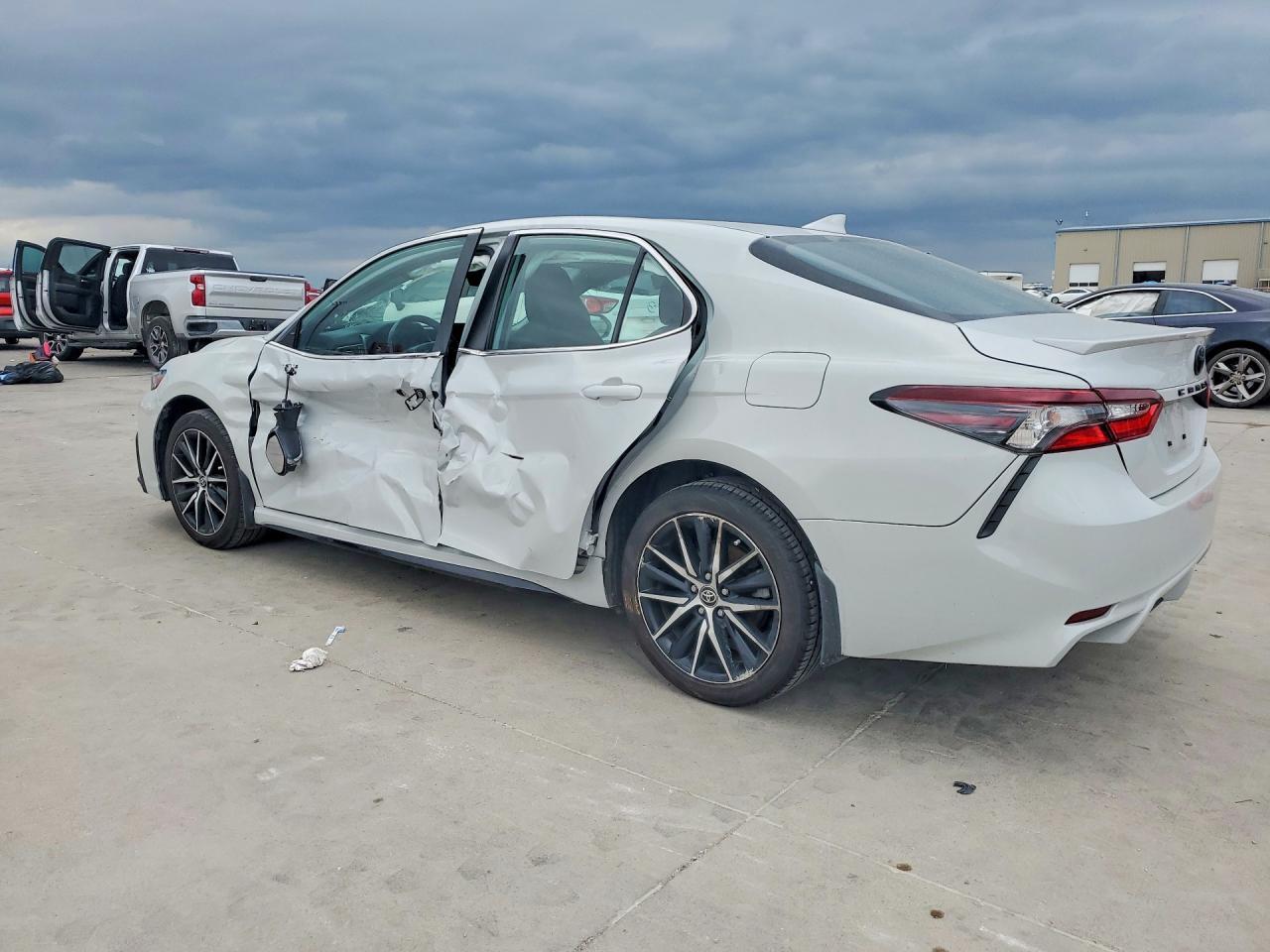 2024 Toyota Camry Se - Фото 2