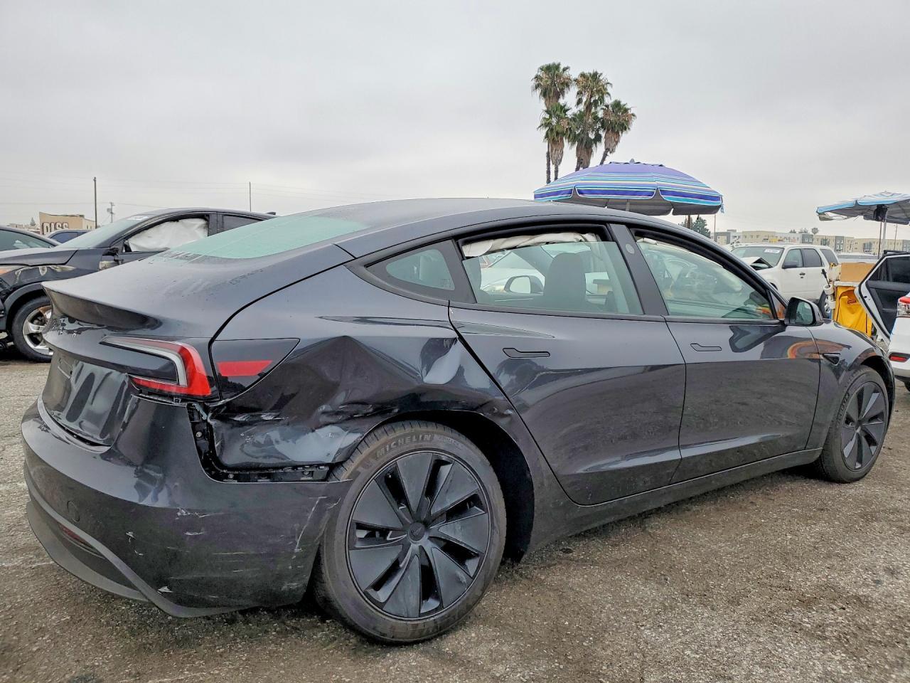 2025 Tesla Model 3 - Фото 3