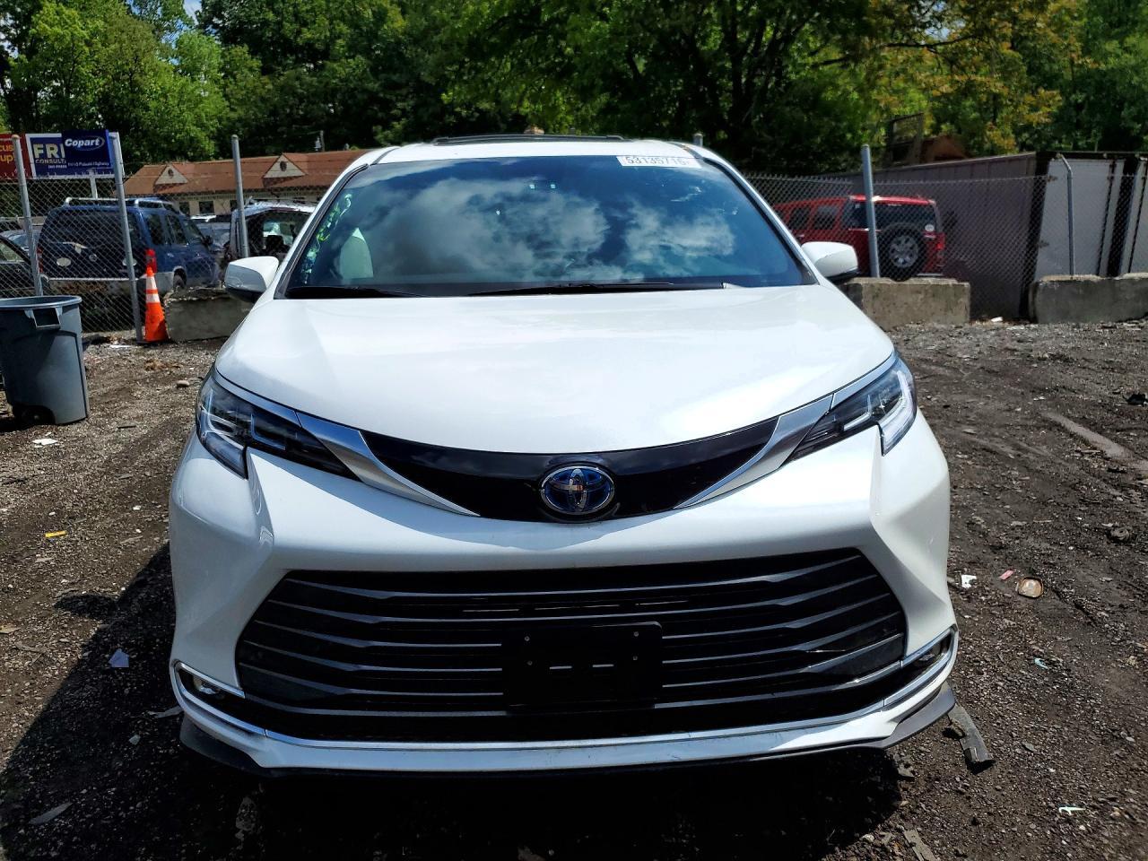 2025 Toyota Sienna Limited 7-Passenger - Фото 5