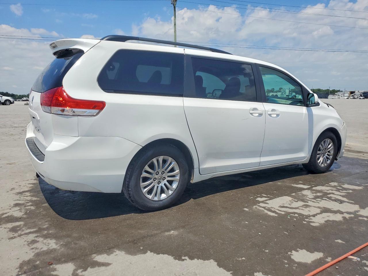 2014 Toyota Sienna Xle 8-Passenger - Фото 3