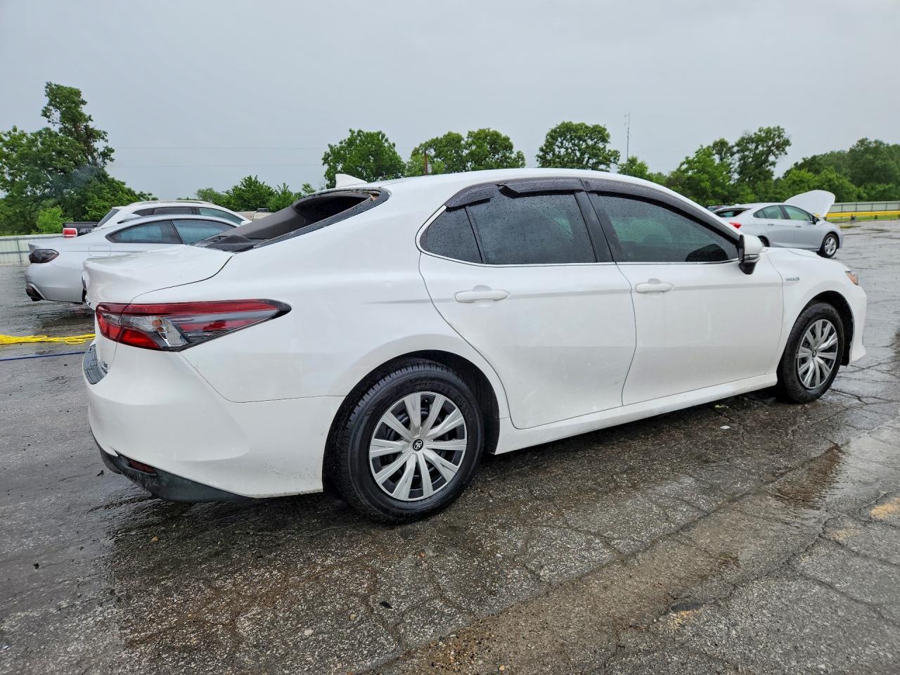 2021 Toyota Camry Le - Фото 3