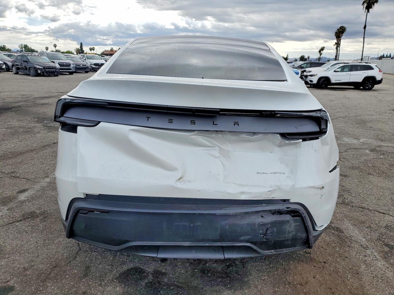 2026 Tesla Model Y - Фото 6