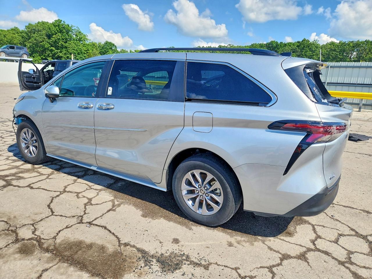 2025 Toyota Sienna Xle 8-Passenger - Фото 2