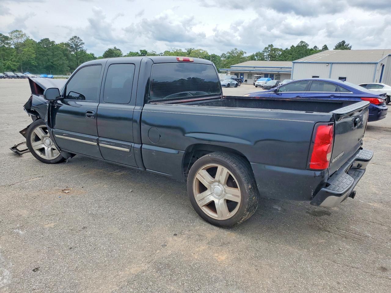 2005 Chevrolet Silverado C1500 - Image 2