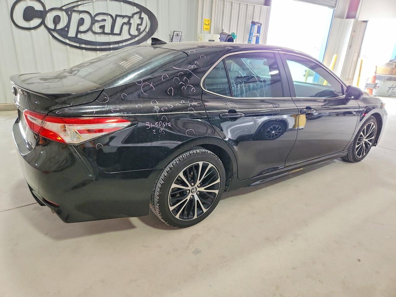 2020 Toyota Camry Se - Фото 3
