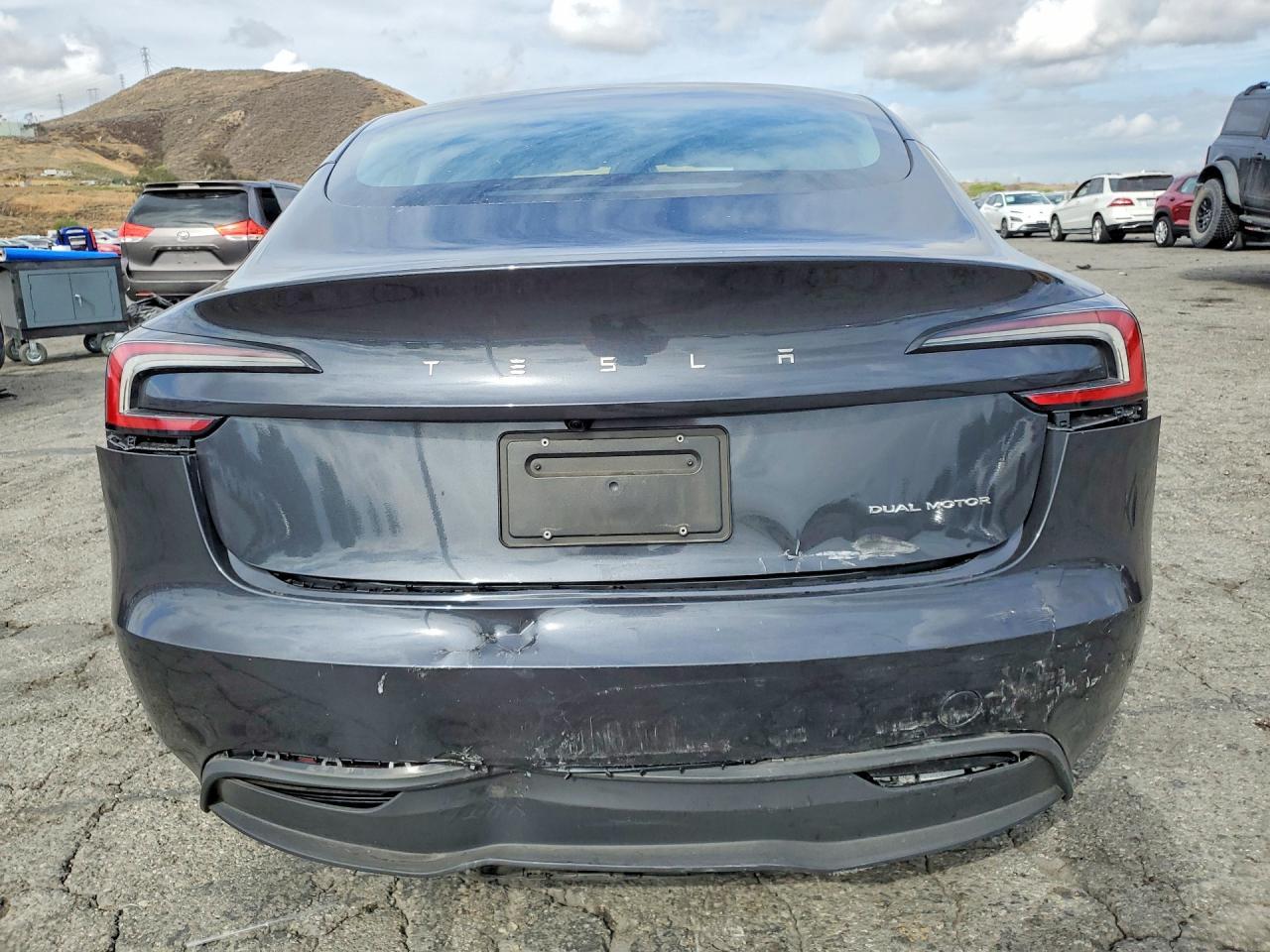 2025 Tesla Model 3 - Фото 6