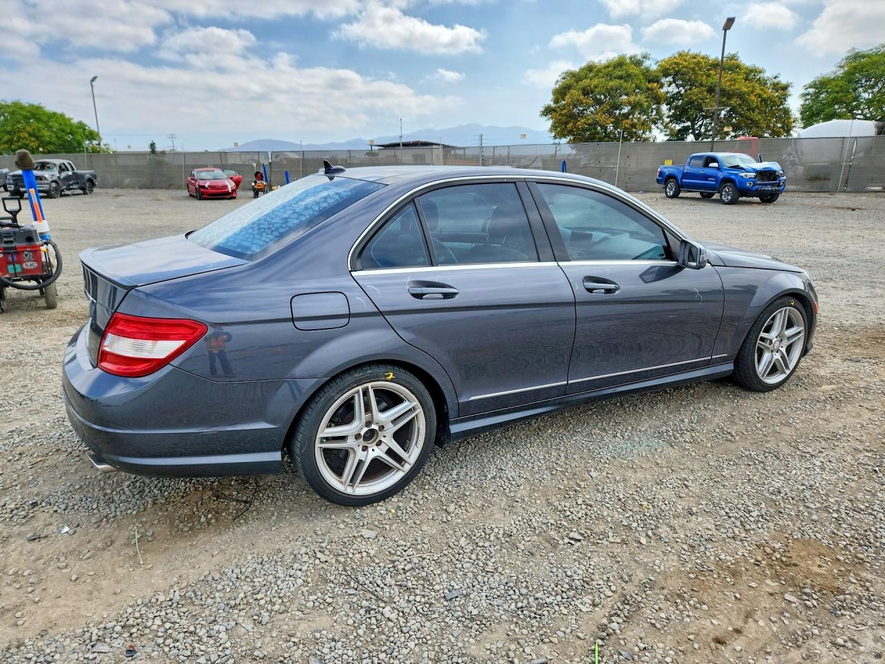 2011 Mercedes-Benz C 300 - Фото 3