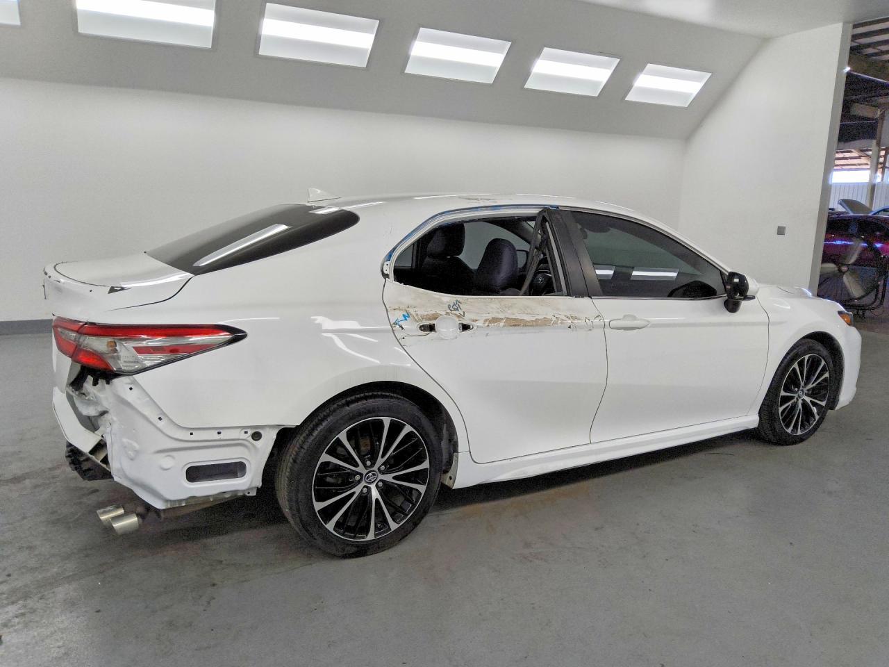 2019 Toyota Camry Se - Image 3