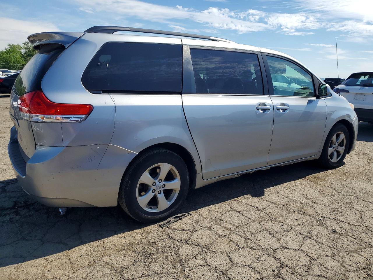 2011 Toyota Sienna Le - Image 3