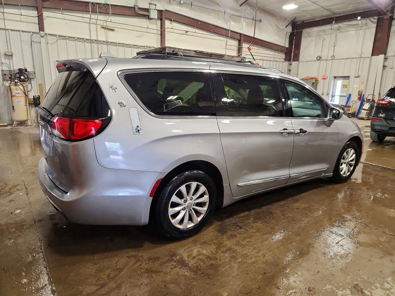 2017 Chrysler Pacifica Touring L - Image 3