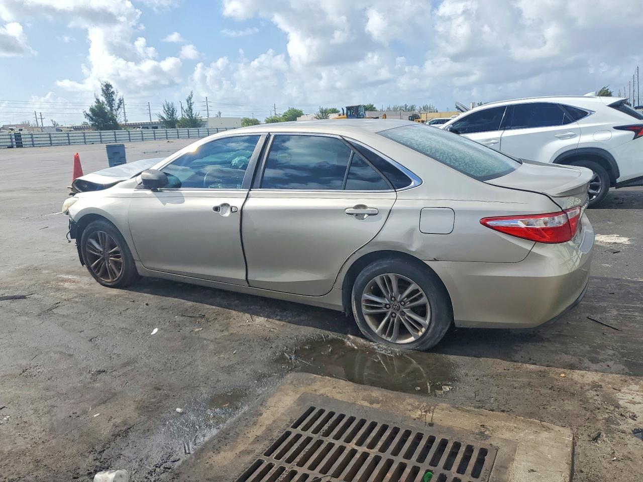 2016 Toyota Camry Se - Фото 2