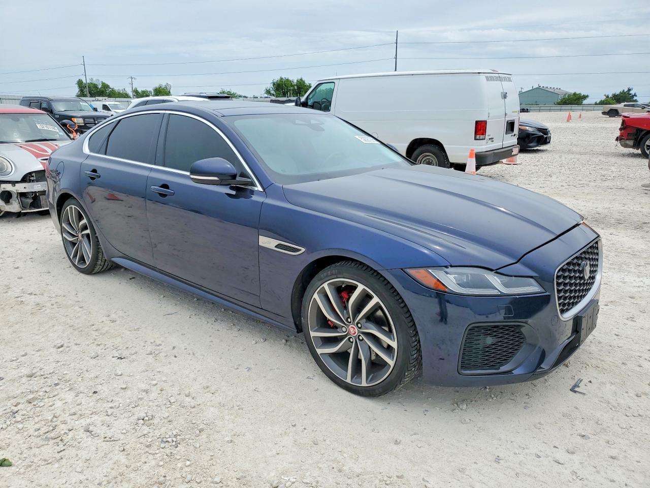 2022 Jaguar Xf R-Dynamic Se - Image 4