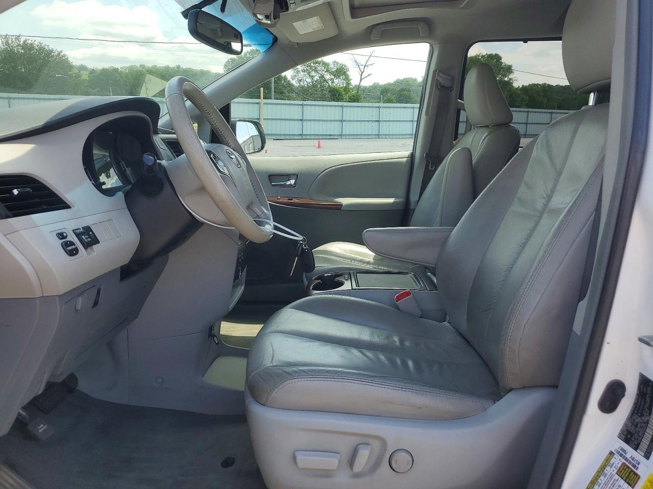 2014 Toyota Sienna Xle 8-Passenger - Фото 7