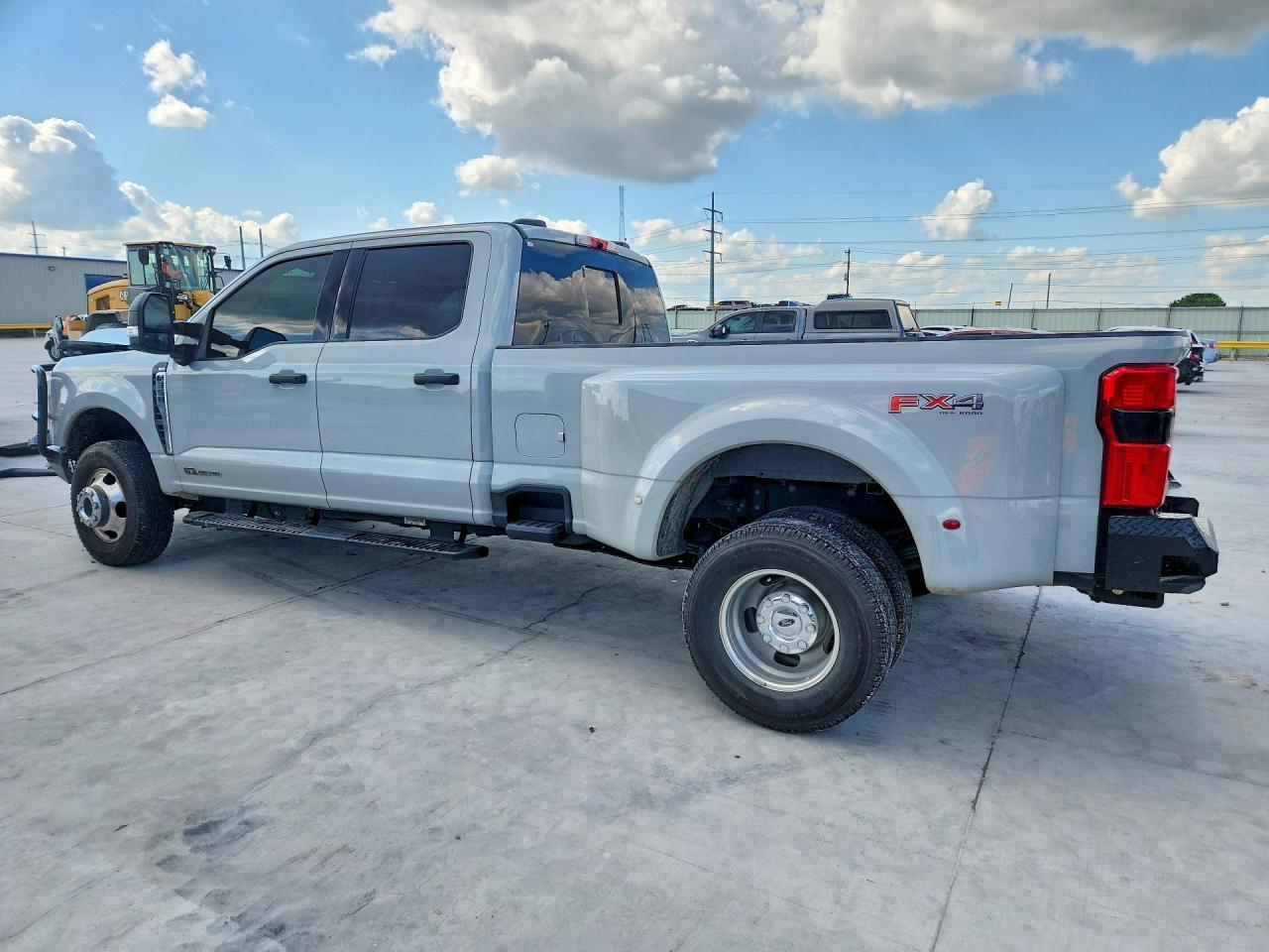 2025 Ford F350 Super Duty - Фото 2