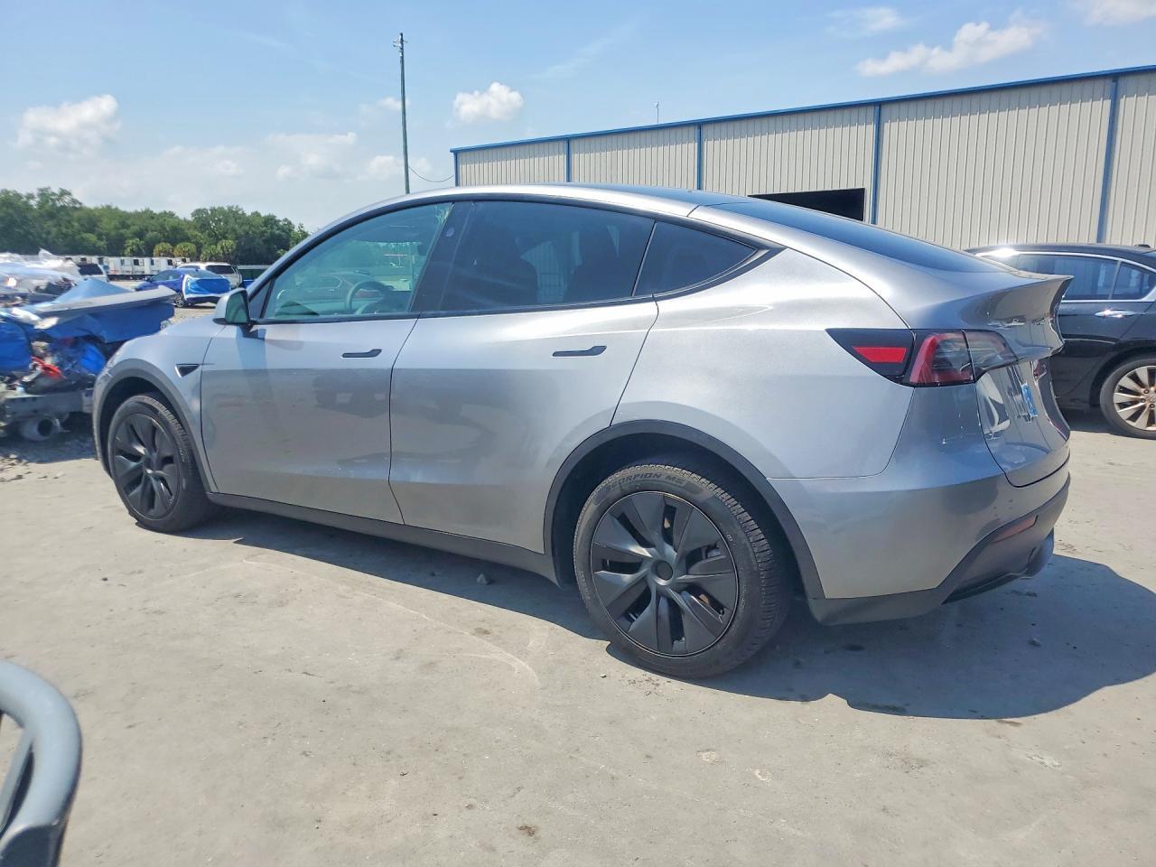 2024 Tesla Model Y - Фото 2