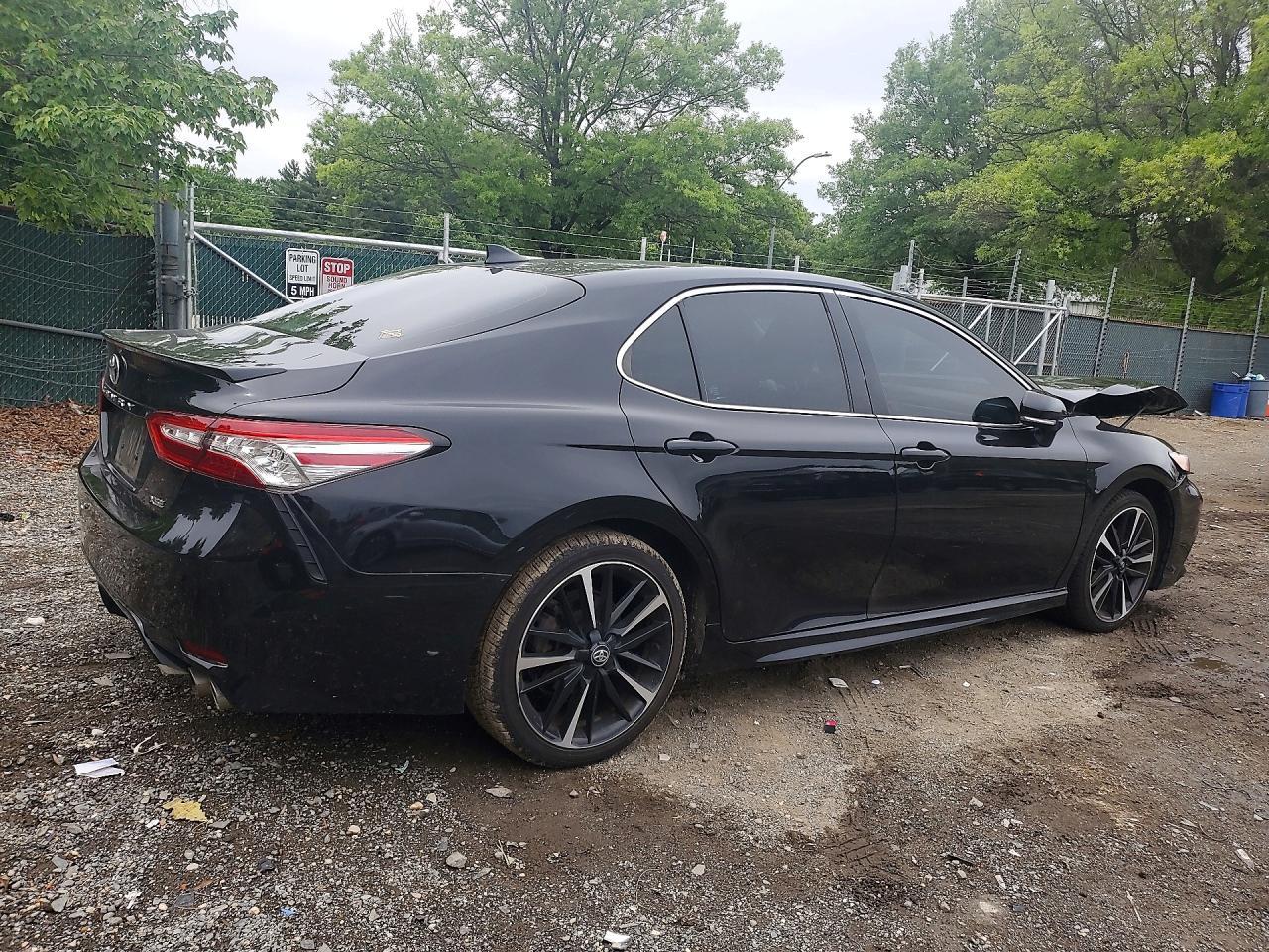 2020 Toyota Camry Xse - Фото 3