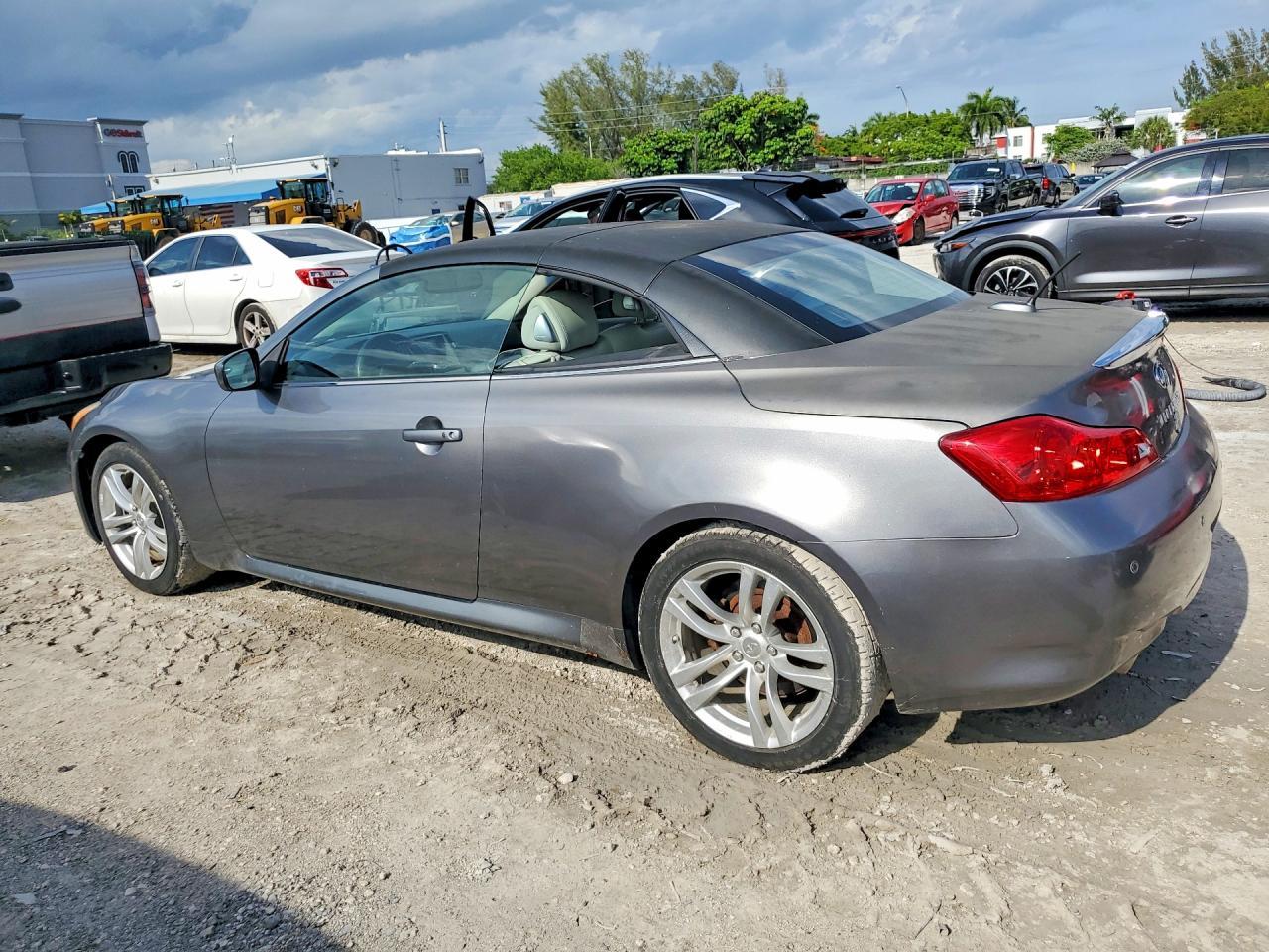 2010 Infiniti G37 Convertible Base - Фото 2