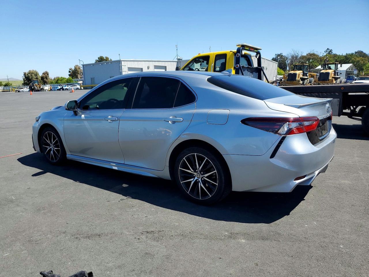 2021 Toyota Camry Se - Фото 2