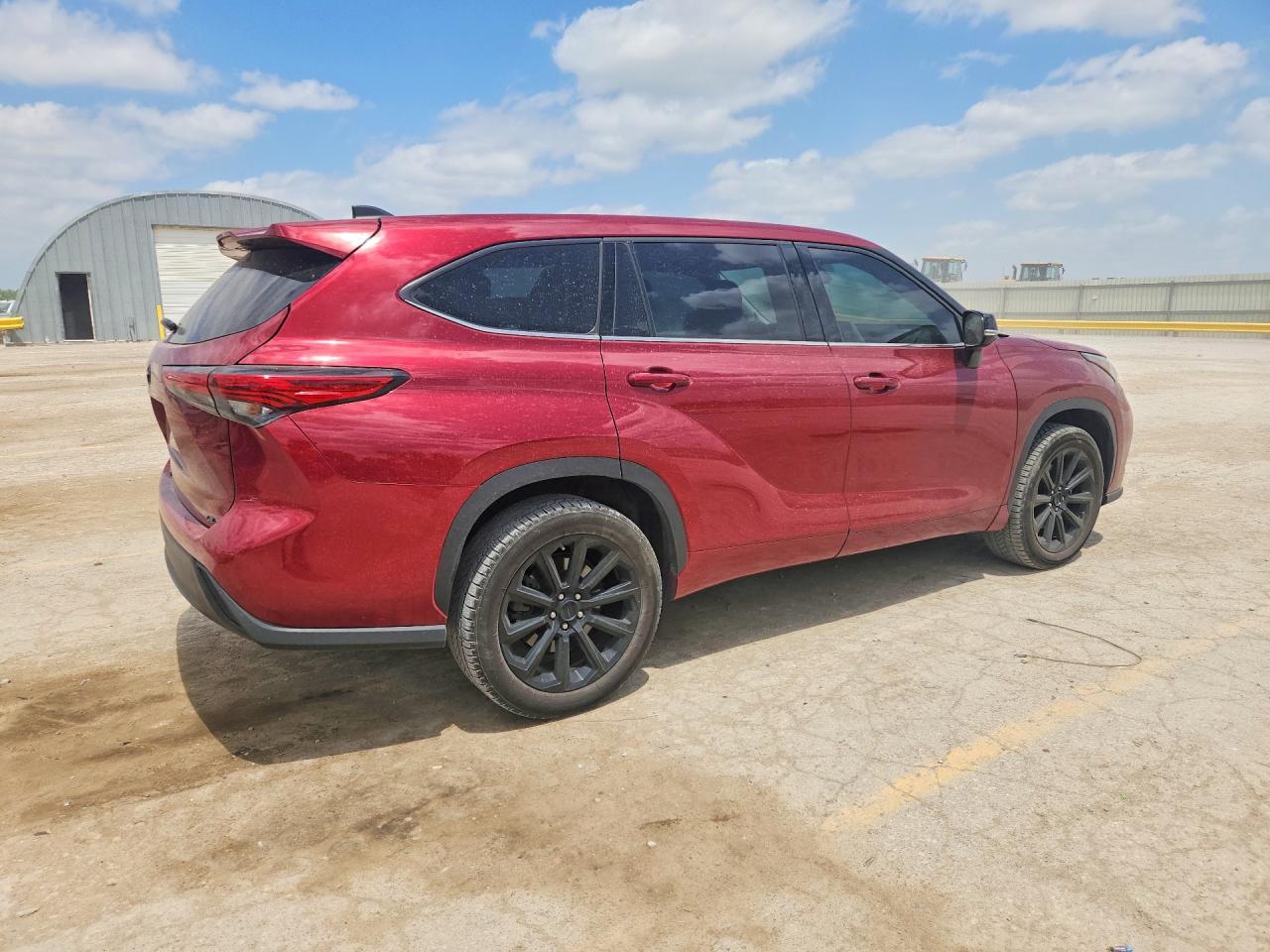2022 Toyota Highlander Le - Image 3
