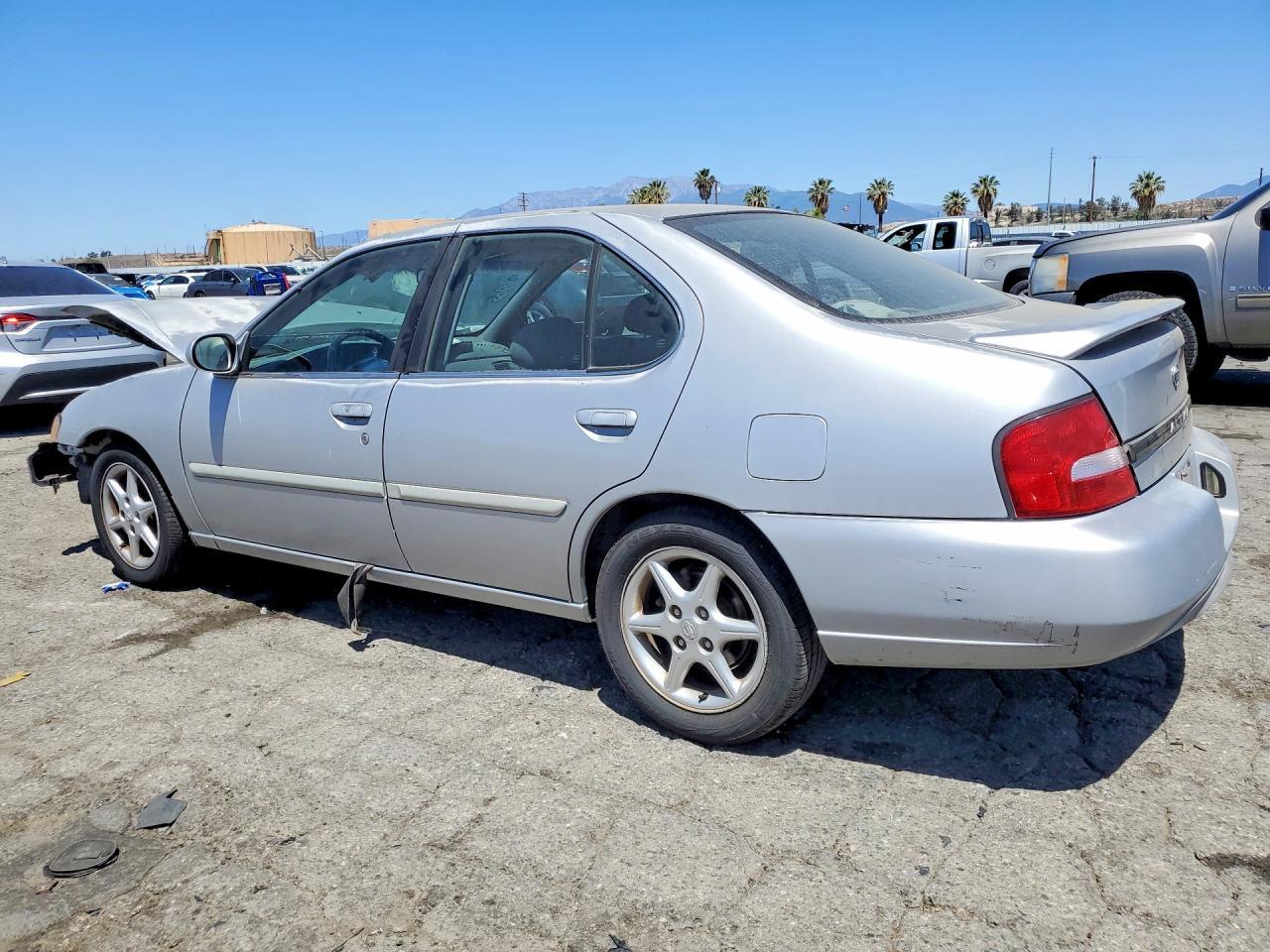 2000 Nissan Altima Xe - Фото 2