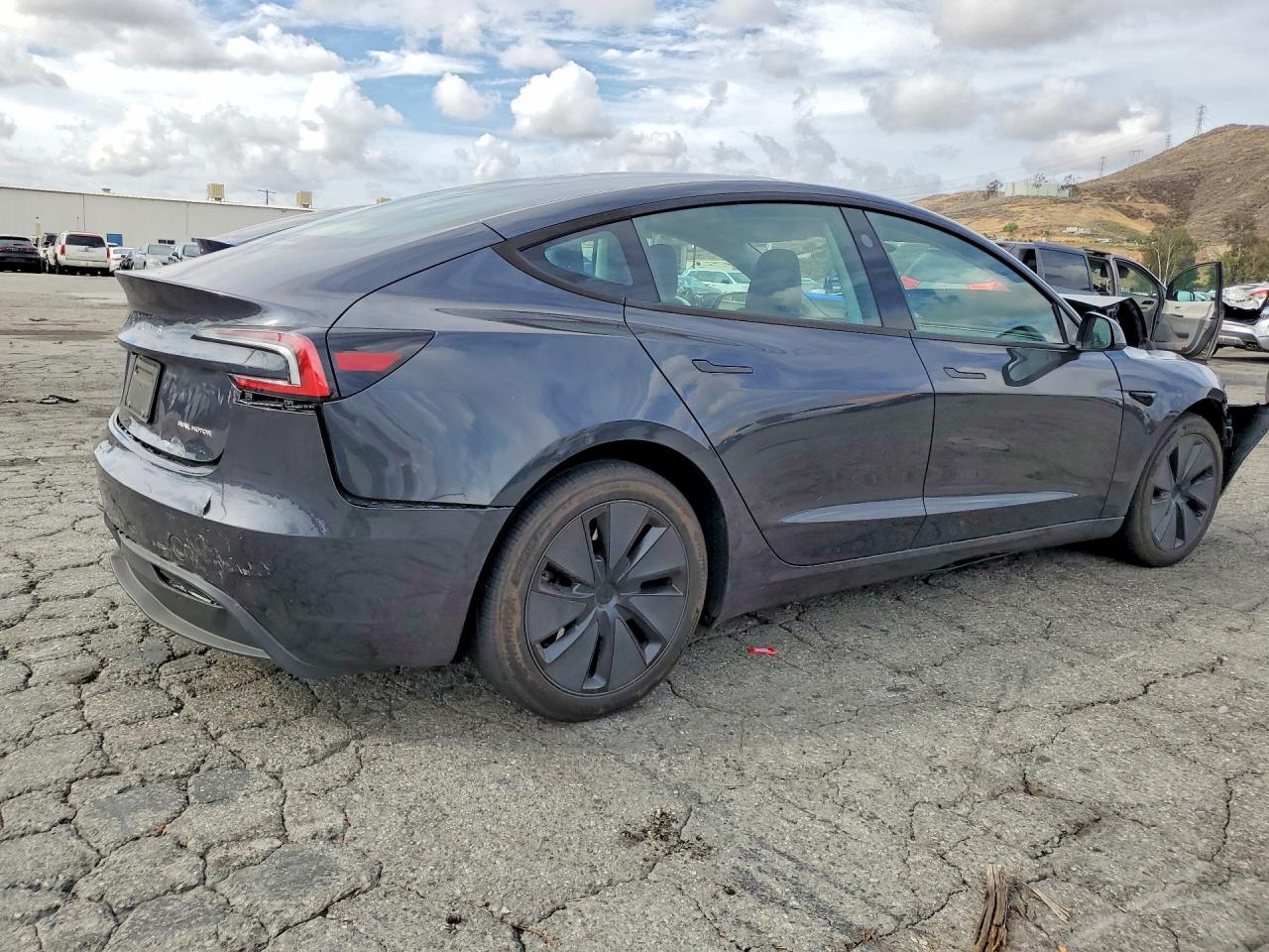2025 Tesla Model 3 - Фото 3