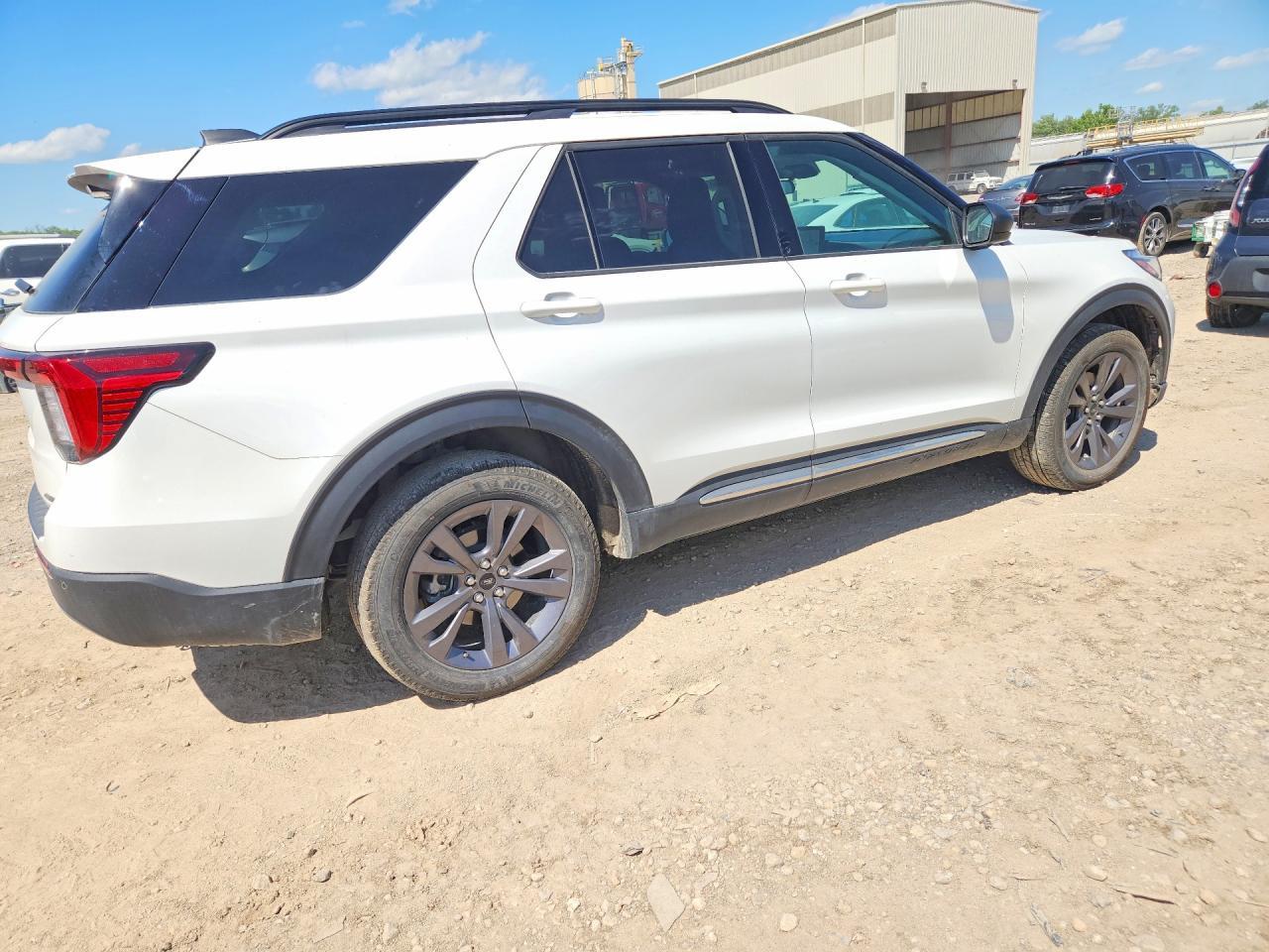 2025 Ford Explorer Active - Фото 3