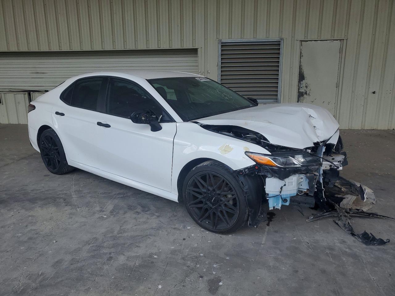 2021 Toyota Camry Le - Фото 4