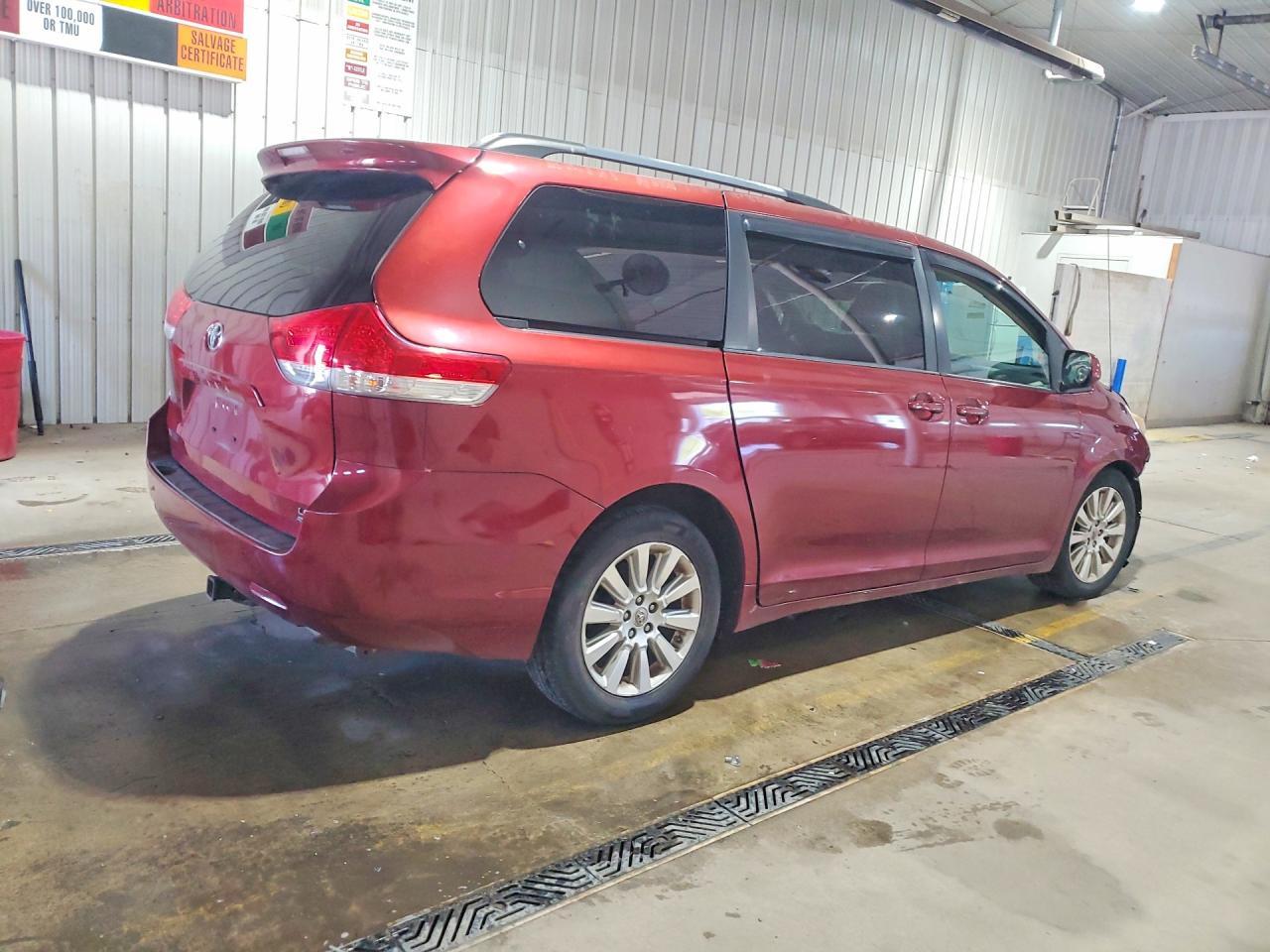 2012 Toyota Sienna Le - Фото 3