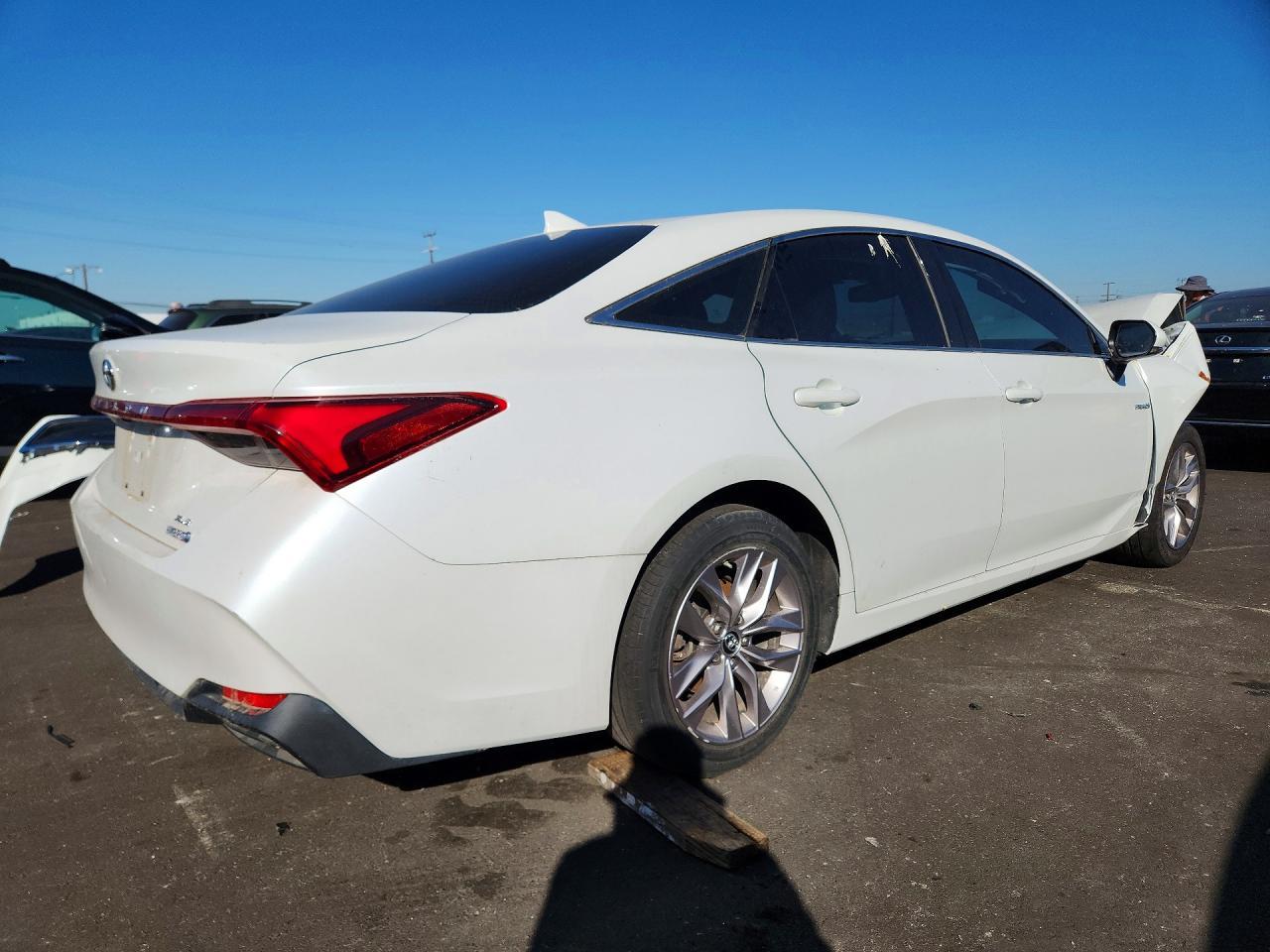 2019 Toyota Avalon Hybrid Xle - Image 3