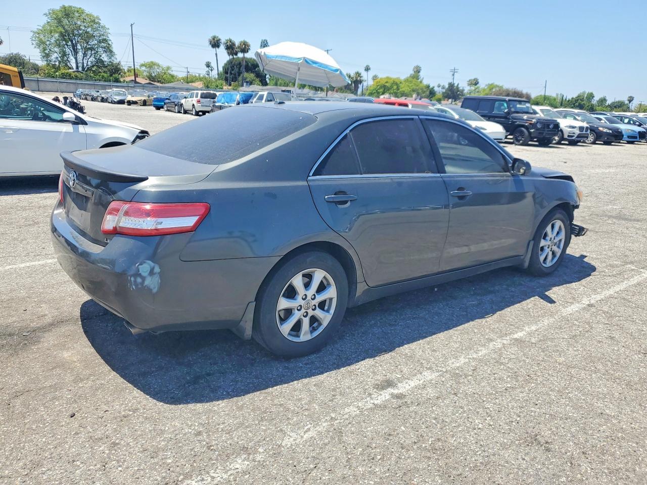 2011 Toyota Camry Le V6 - Фото 3