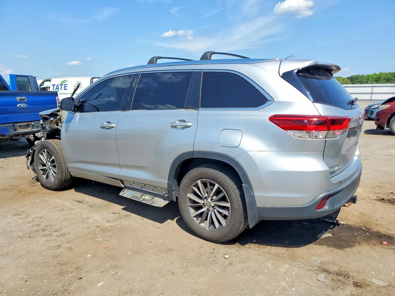 2017 Toyota Highlander Xle - Image 2