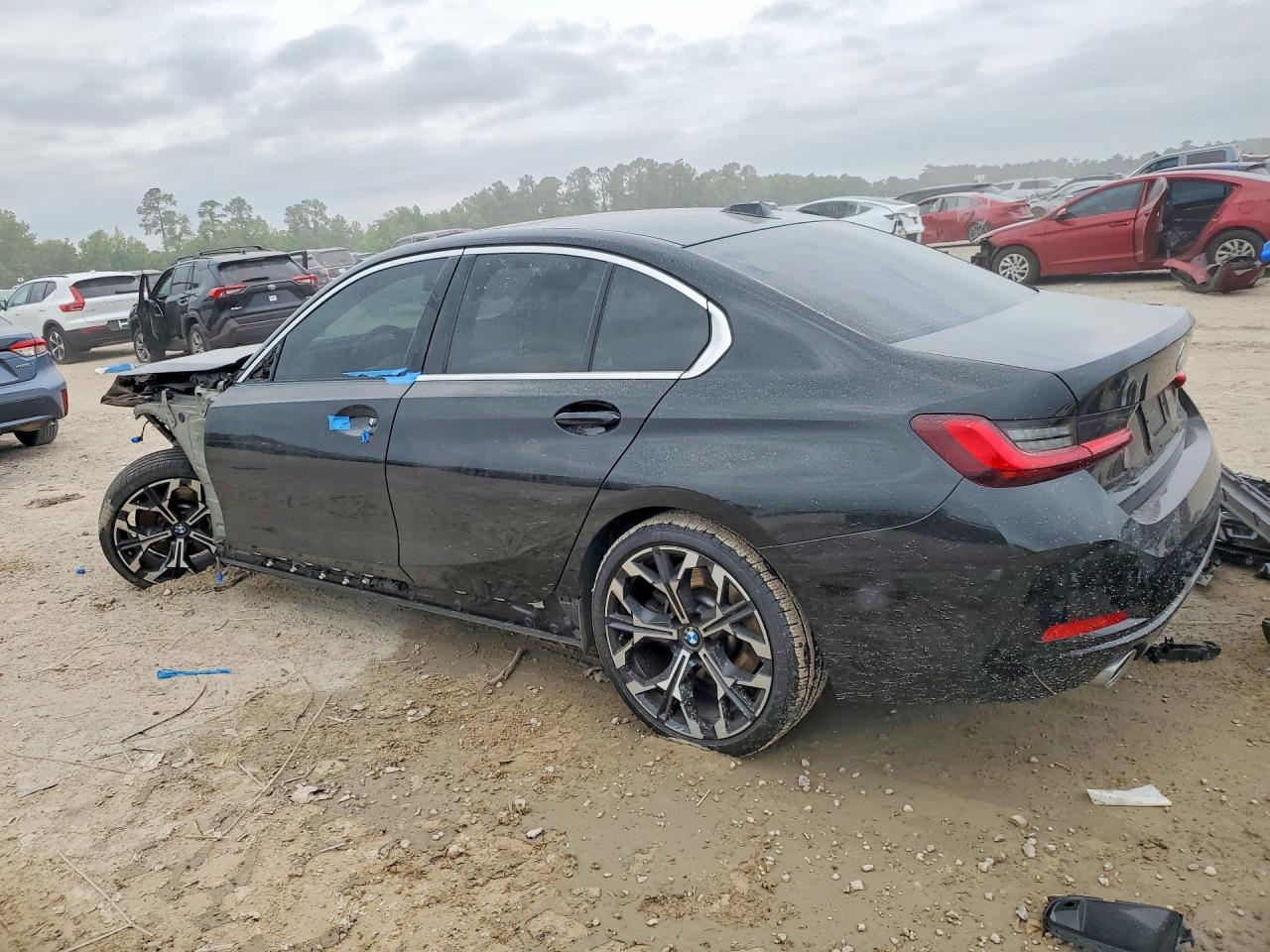2025 BMW 330I - Фото 2