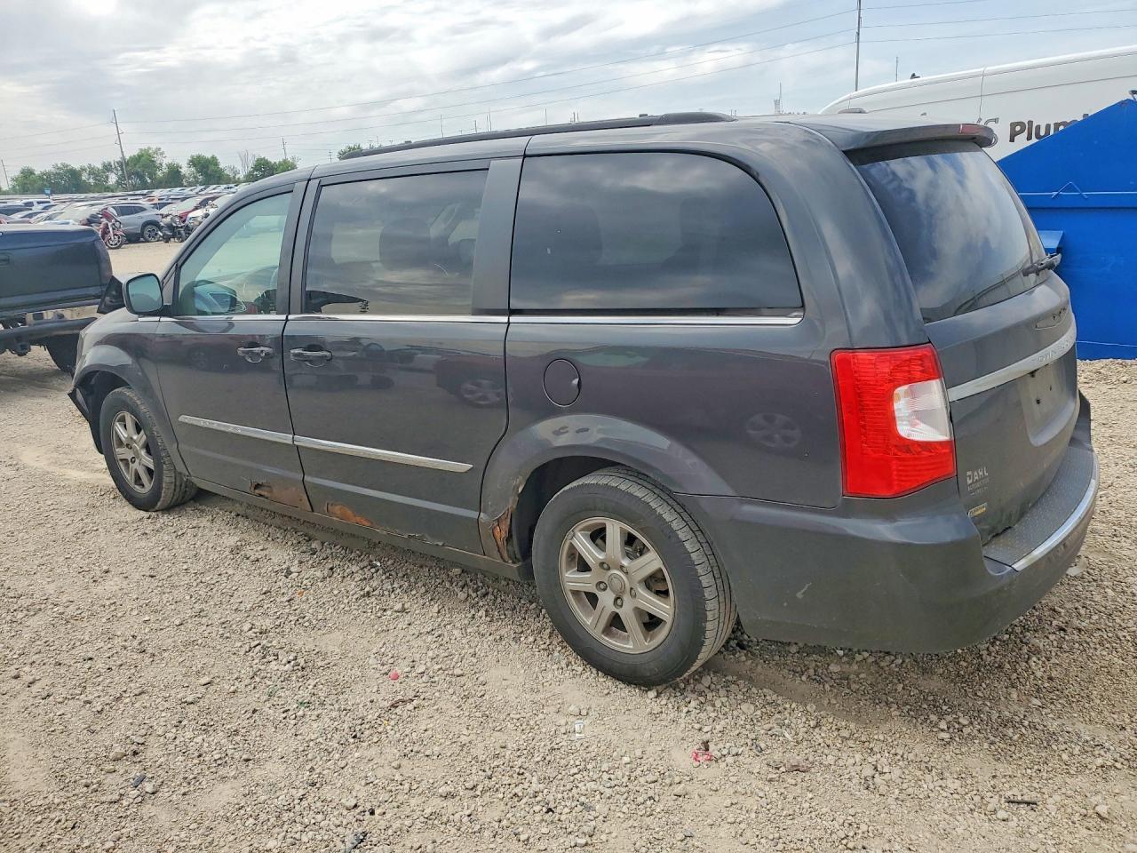 2011 Chrysler Town & Country Touring - Фото 2